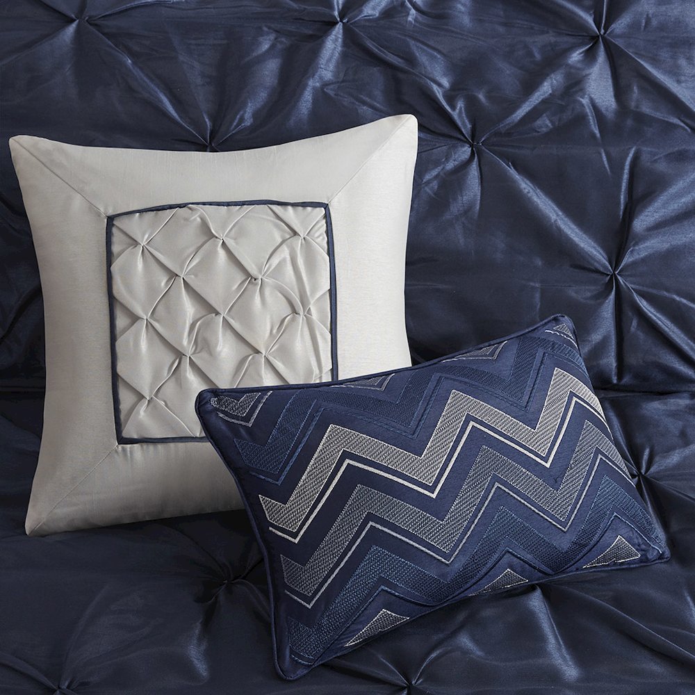 7 Piece Tufted Comforter Set. Picture 1