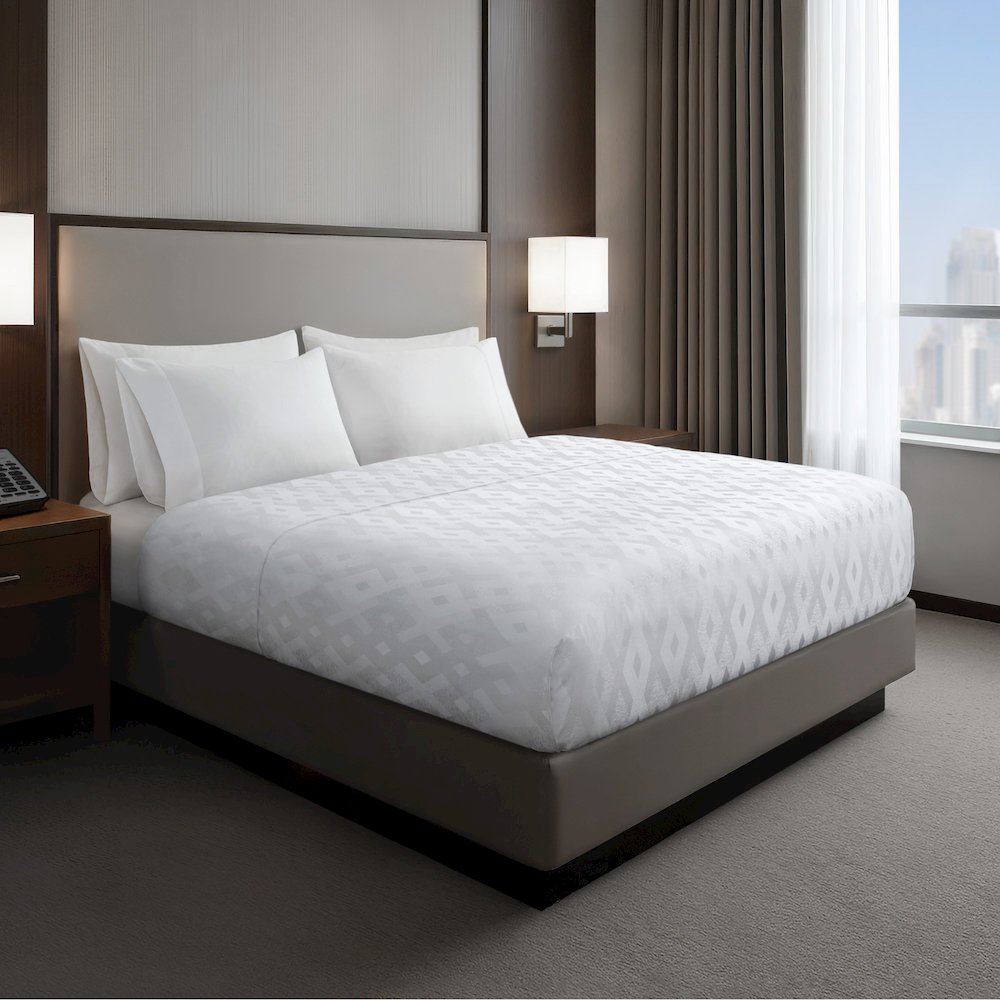 Jacquard Essential Nova Coverlet. Picture 1