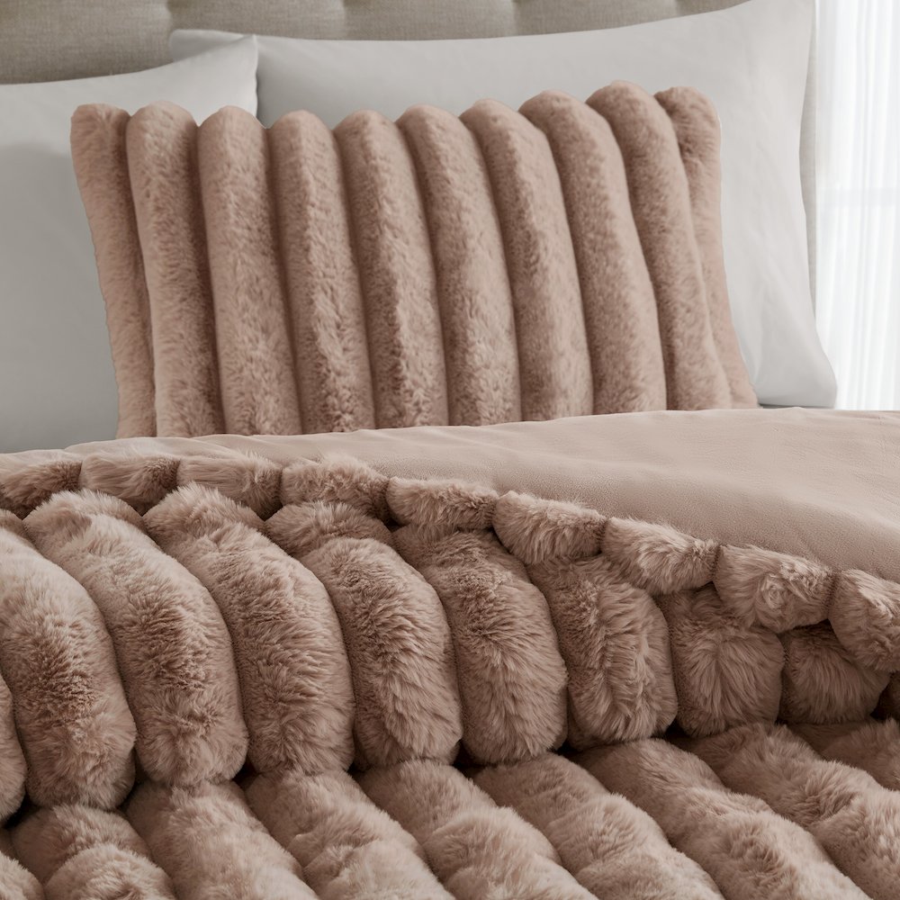 Jasmine 3 Piece Faux Fur Comforter Set. Picture 4