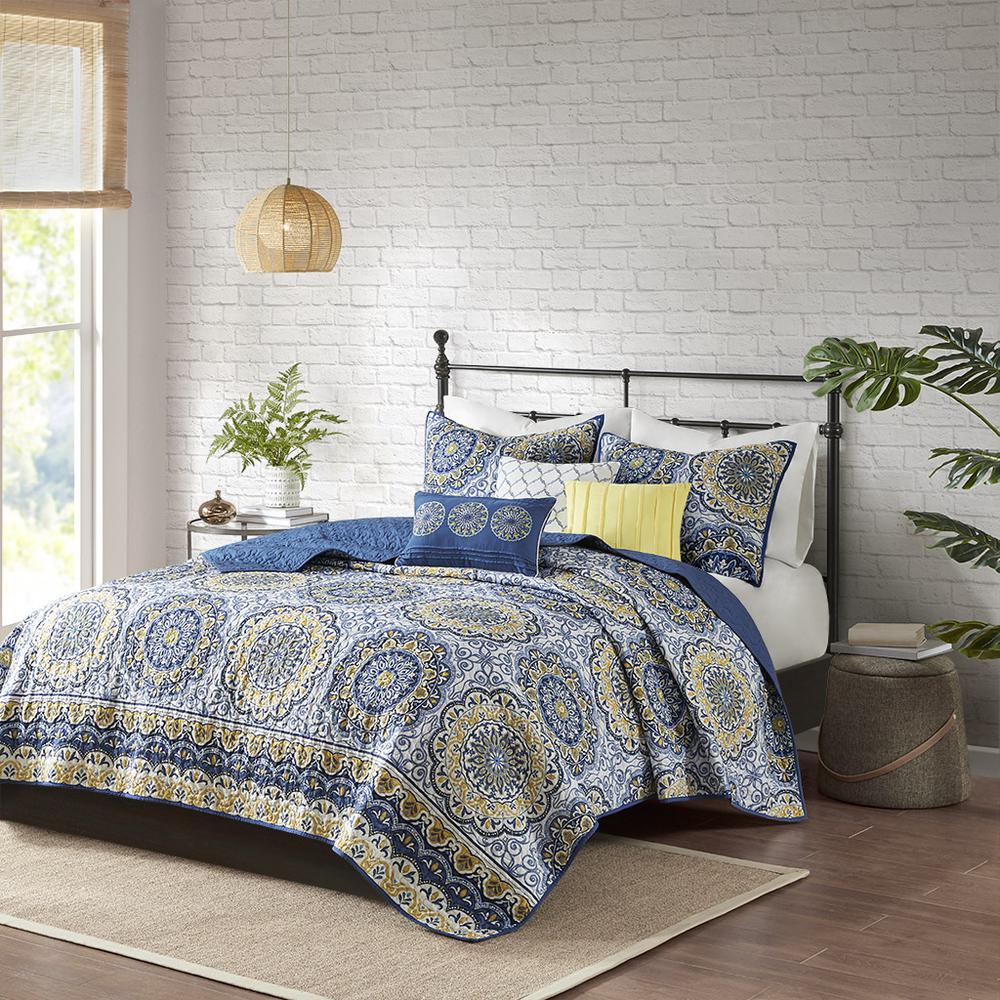 6 Piece Reversible Quilt Set with Throw Pillows. Picture 4