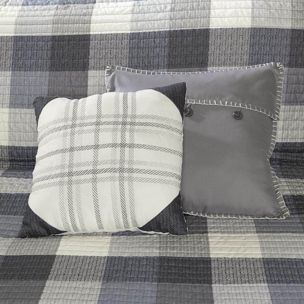 6 Piece Printed Herringbone Quilt Set with Throw Pillows. Picture 1