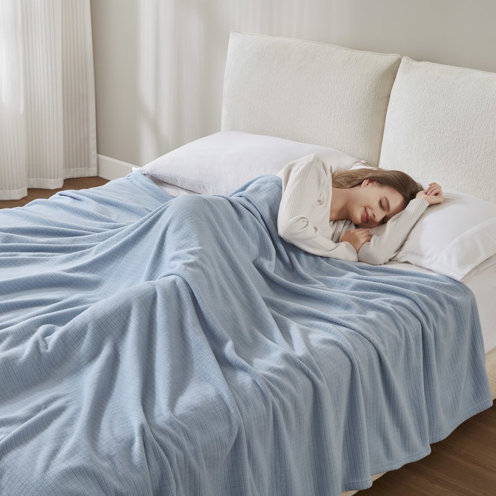 Microfleece Blanket in Blue Color. Picture 3