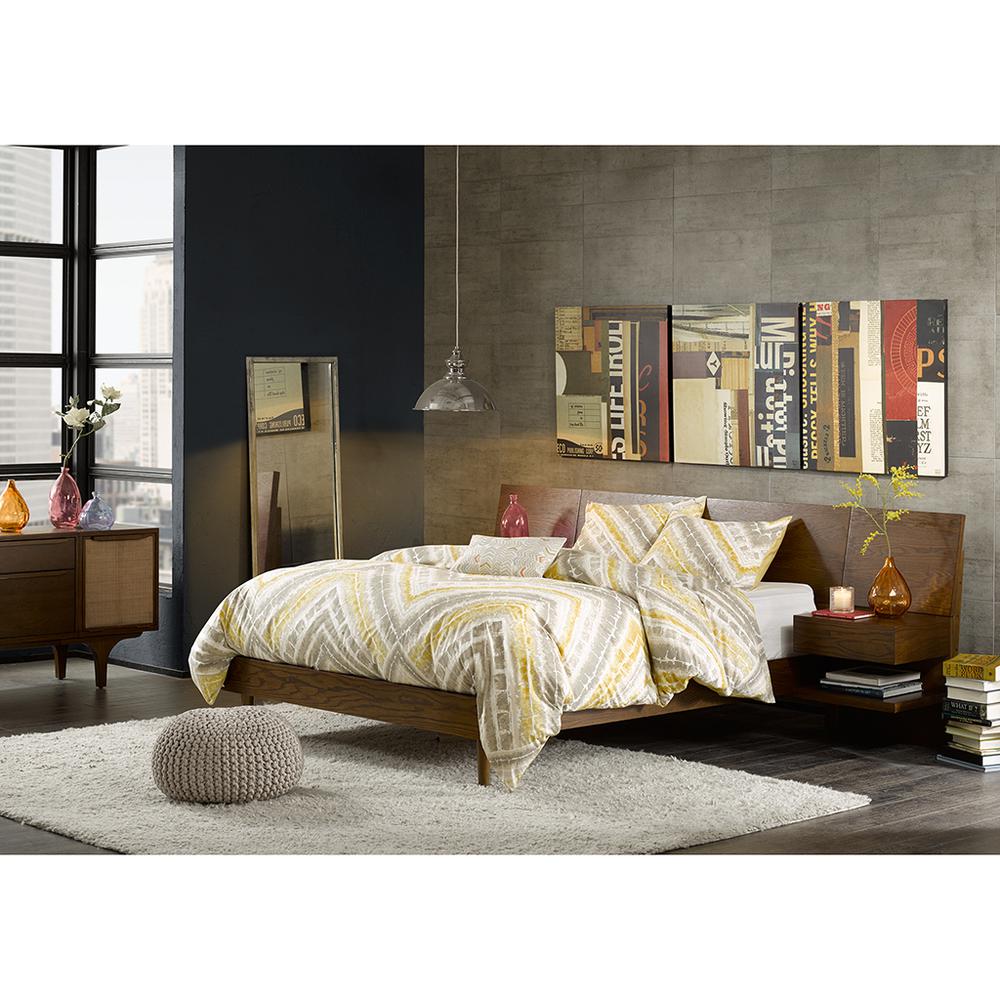 Bed with 2 Nightstands. Picture 1