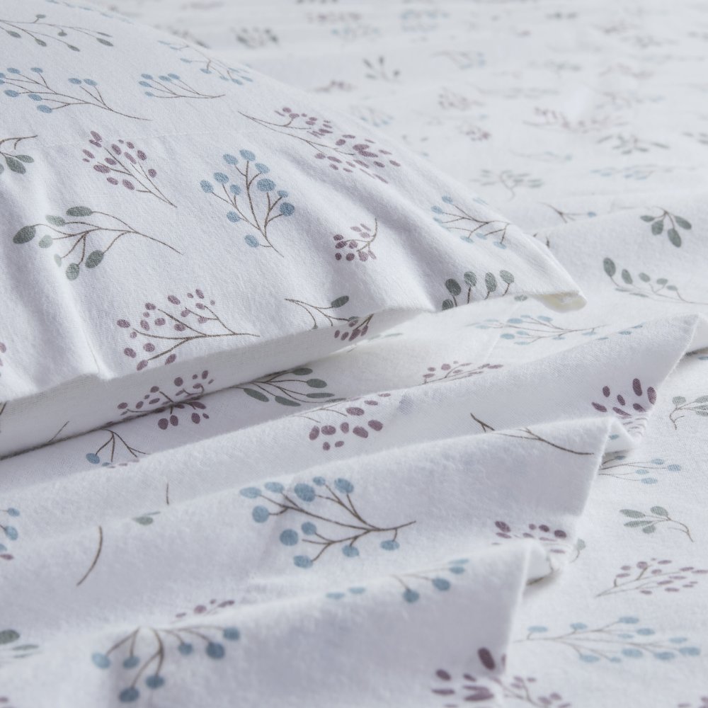 Cozy Flannel 100% Cotton Flannel Printed Sheet Set, White Tossed Botanical color. Picture 3