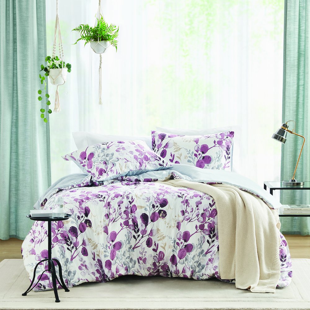 Reversible Floral Botanical Seersucker Comforter Set. Picture 1