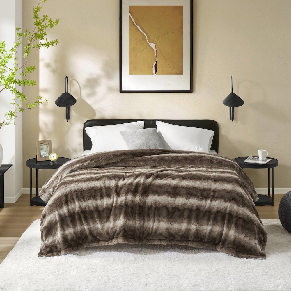Zuri Faux Fur Blanket, Brown color. Picture 4