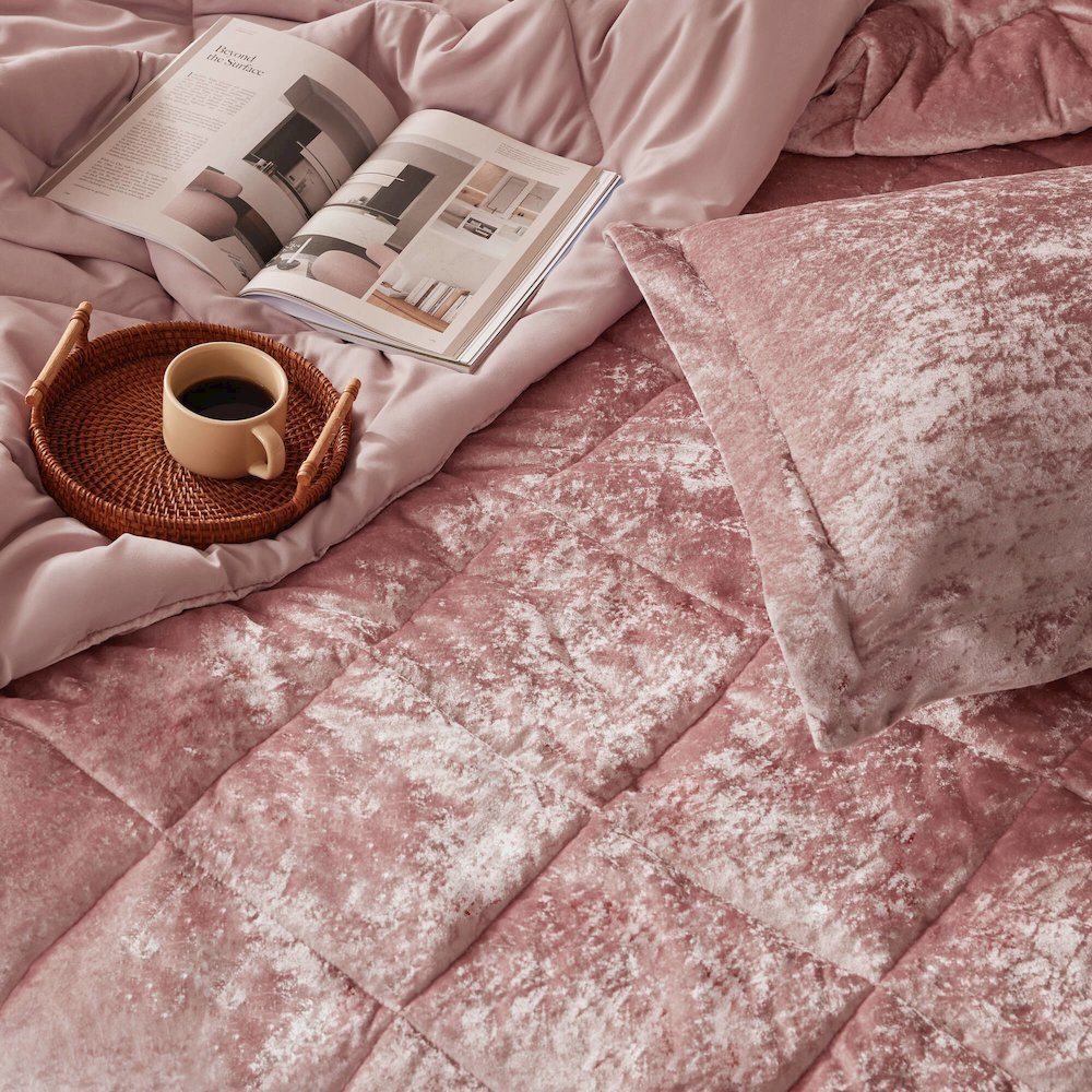 Velvet Comforter Set with Throw Pillow. Picture 5