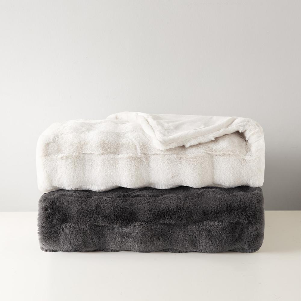 Faux Fur Throw. Picture 2