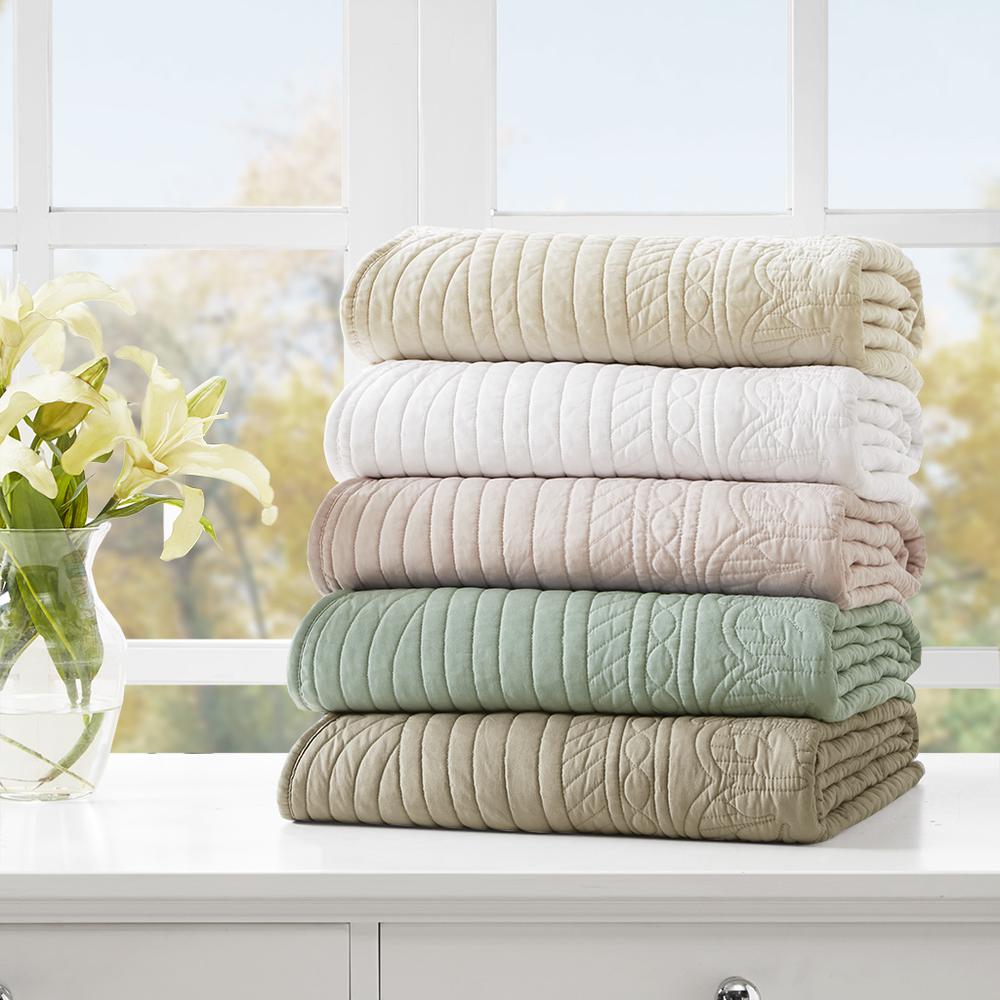 Oversized Quilted Throw with Scalloped Edges. Picture 5