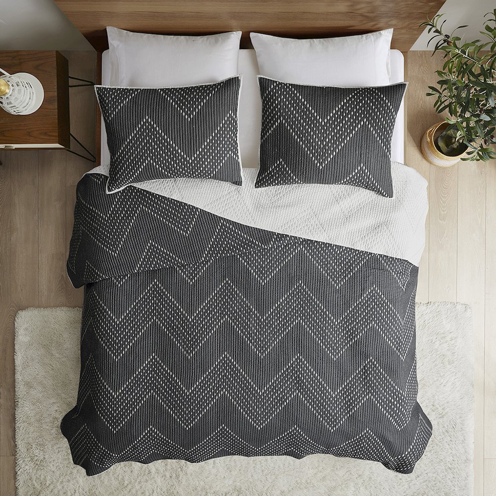 3 Piece Embroidered Cotton Quilt Set. Picture 2