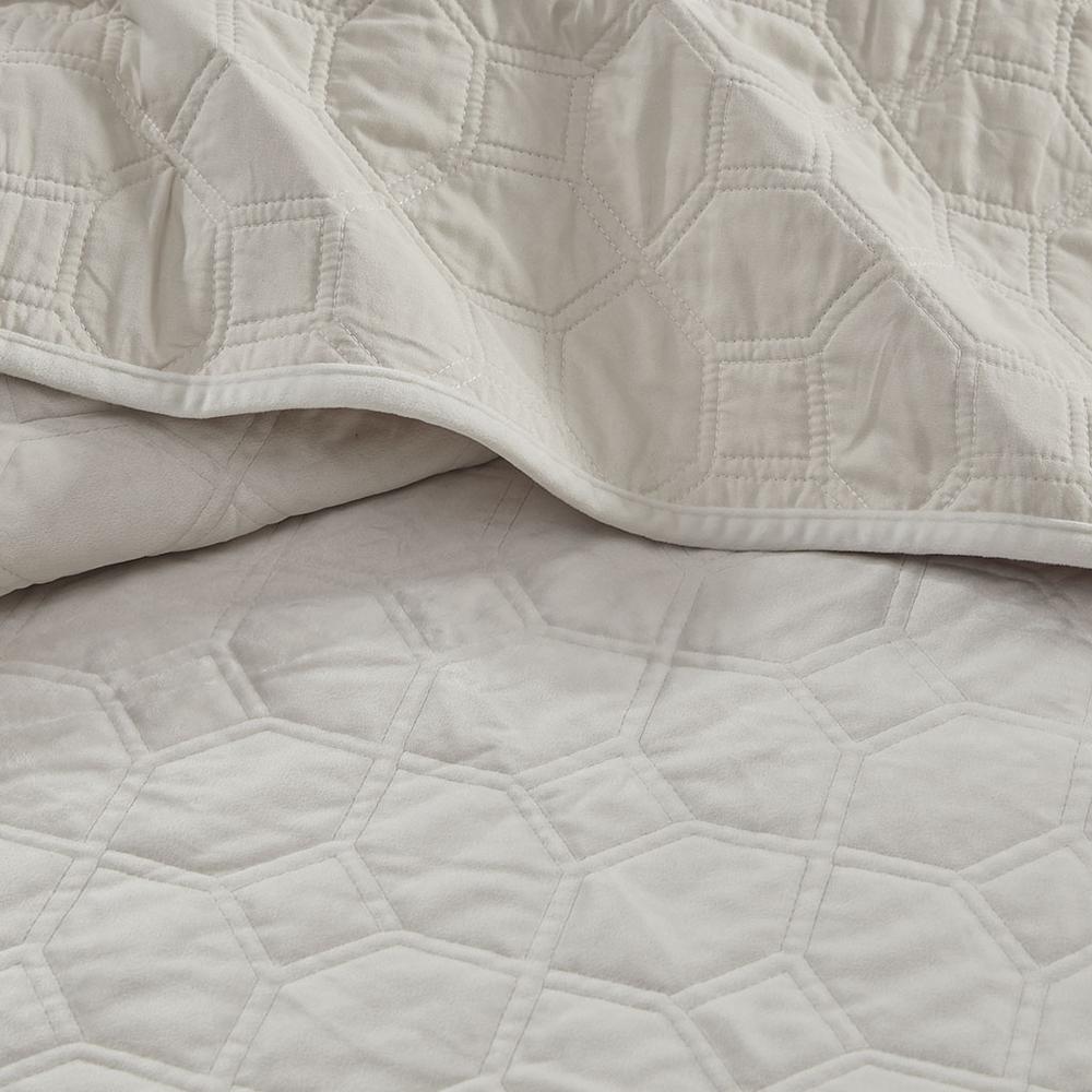 Harper 3 Piece Velvet Quilt Set, Ivory color. Picture 4