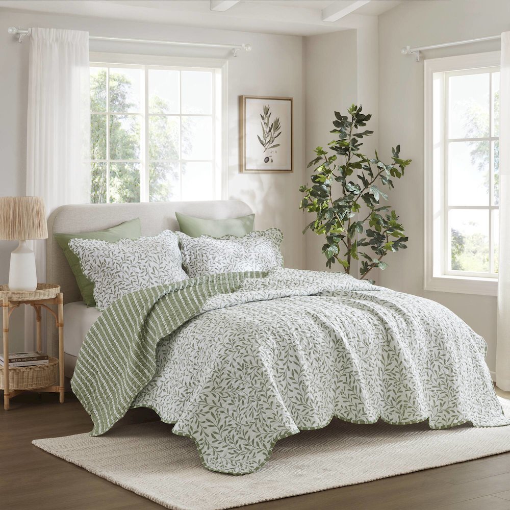 Darcy 3 Piece Print Quilt Set. Picture 1