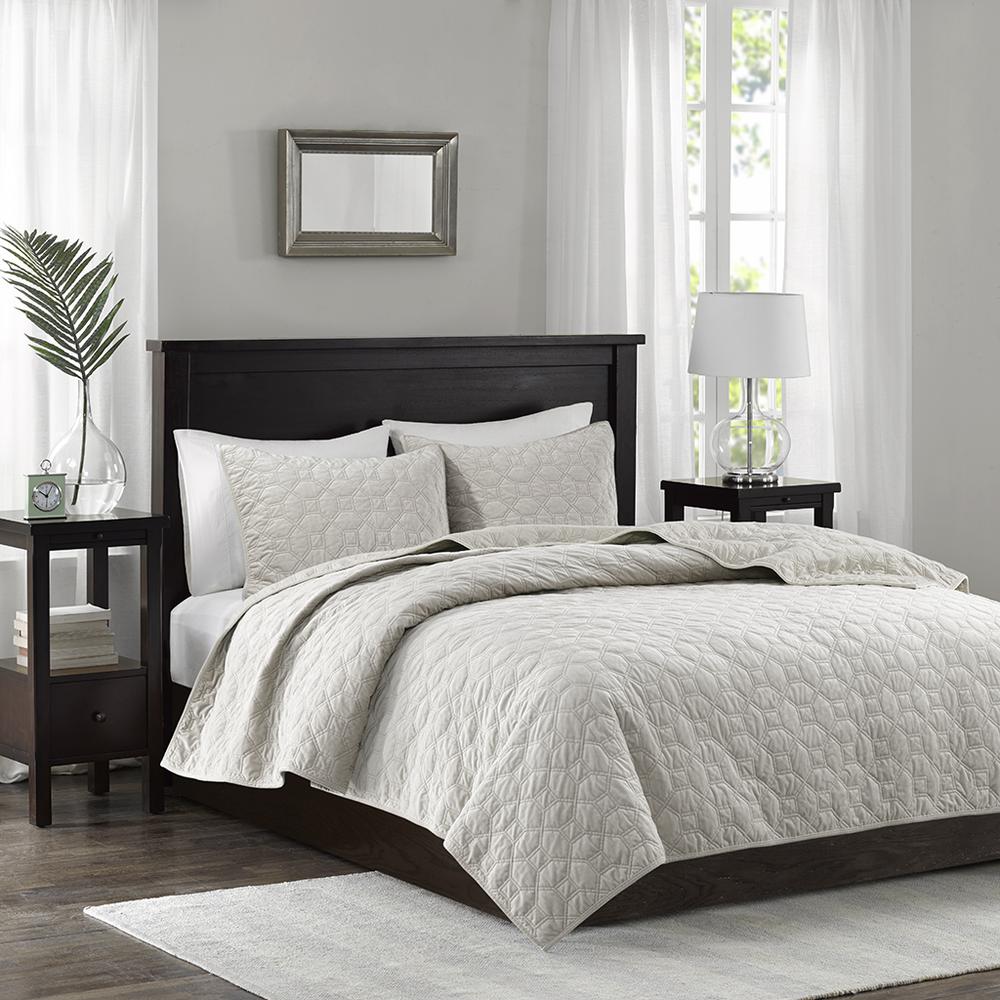 Harper 3 Piece Velvet Quilt Set, Ivory color. Picture 5