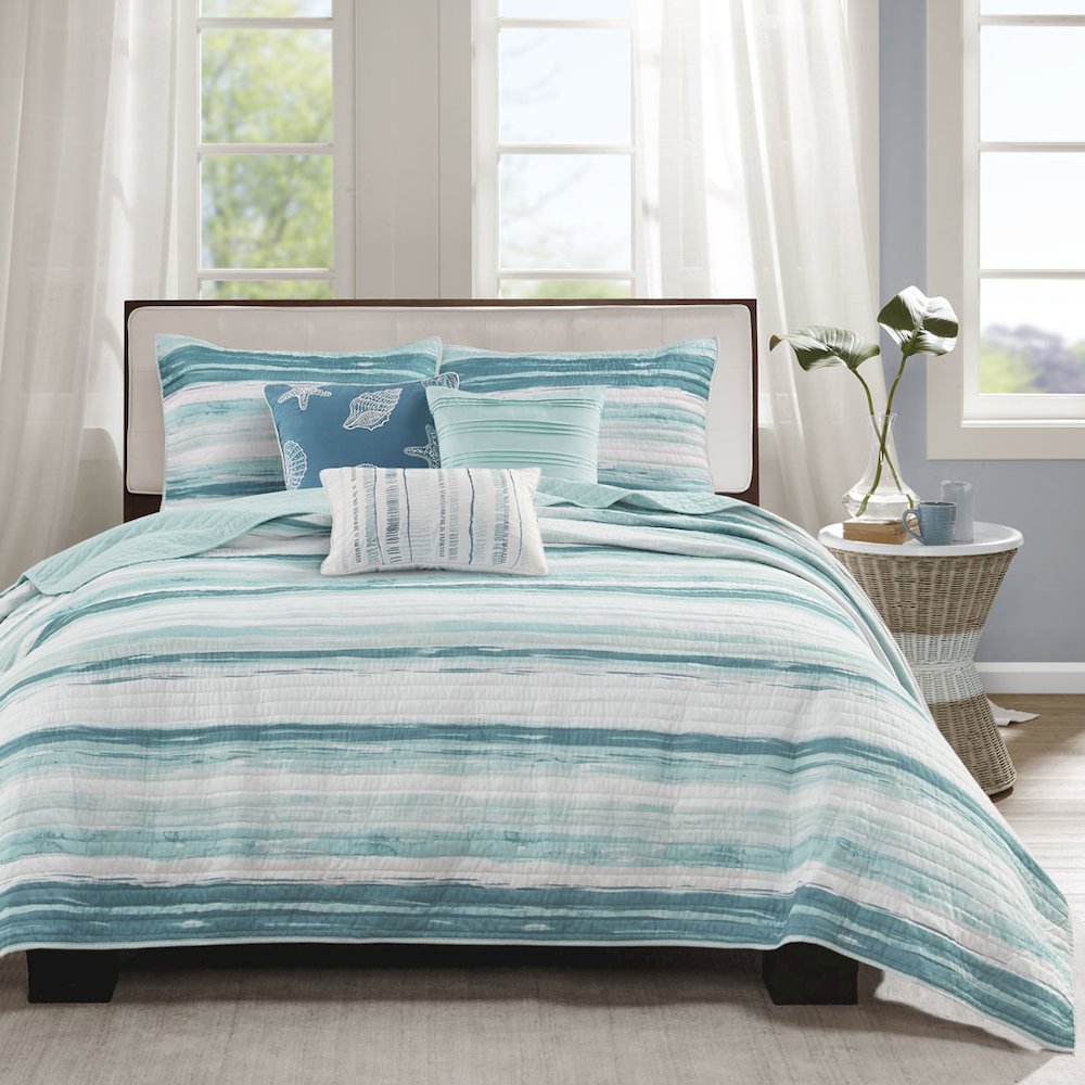 6 Piece Printed Quilt Set with Throw Pillows. Picture 3