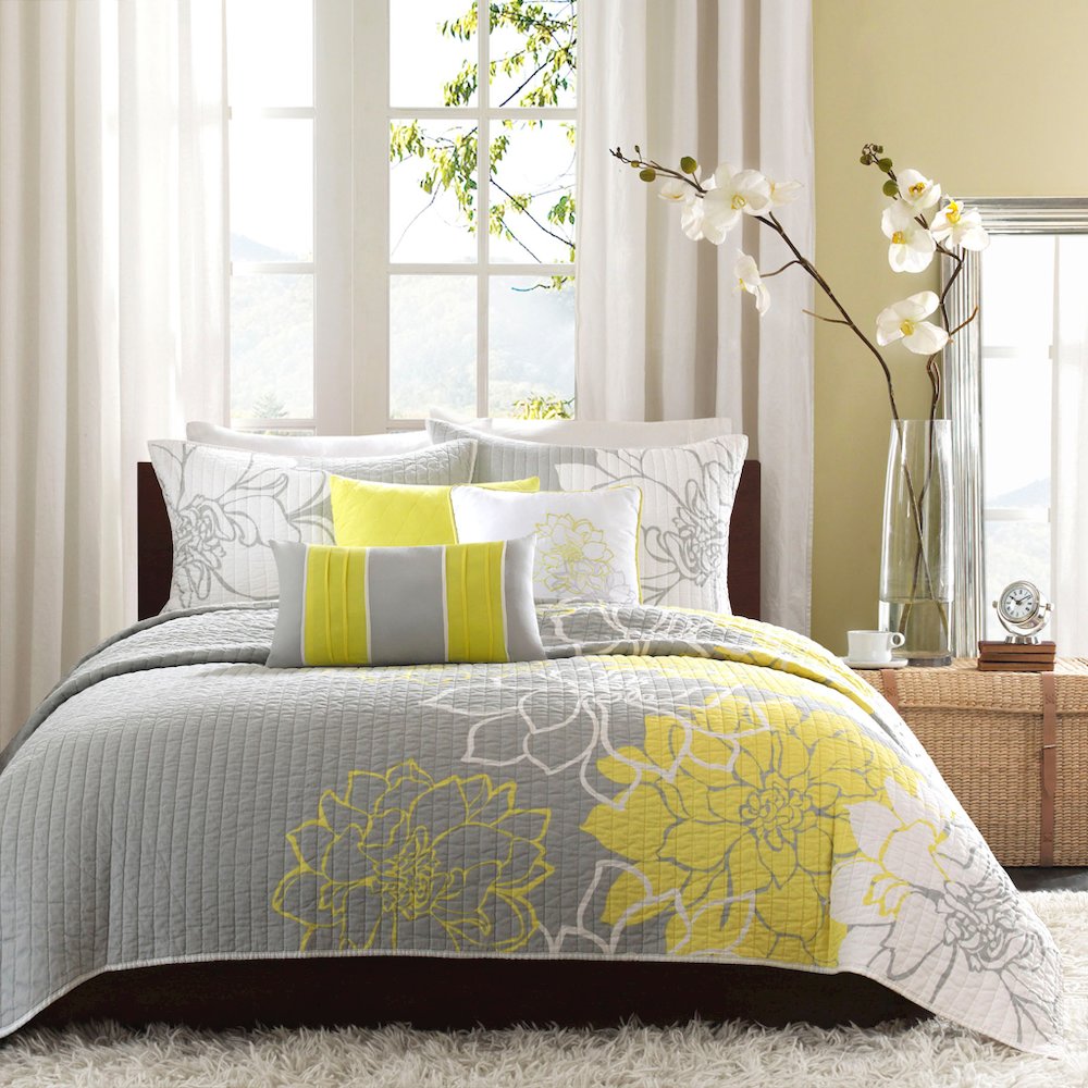 6 Piece Printed Cotton Quilt Set with Throw Pillows. Picture 3