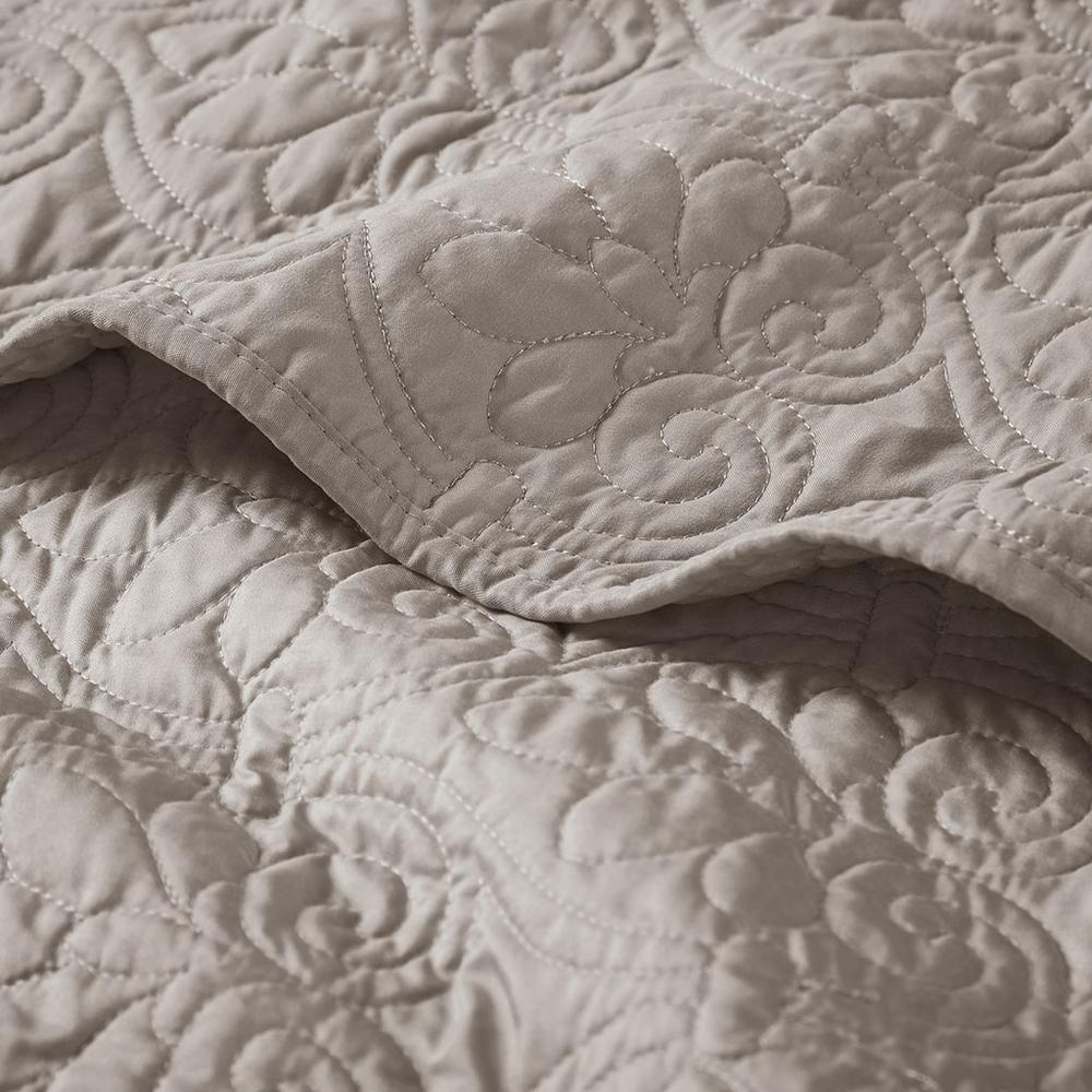Quebec Oversized Quilted Throw, Khaki color. Picture 3