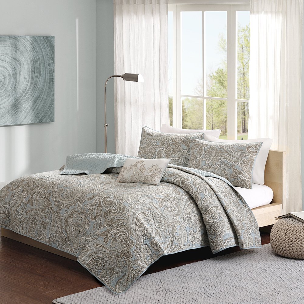 4 Piece Cotton Quilt Set with Trhow Pillow. Picture 1
