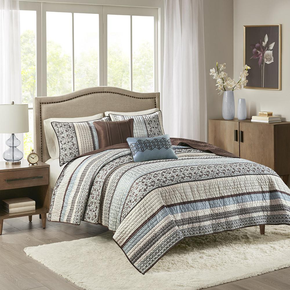 5 Piece Jacquard Quilt Set with Throw Pillows. Picture 4
