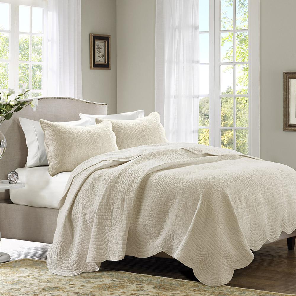 3 Piece Reversible Scalloped Edge Quilt Set. Picture 3