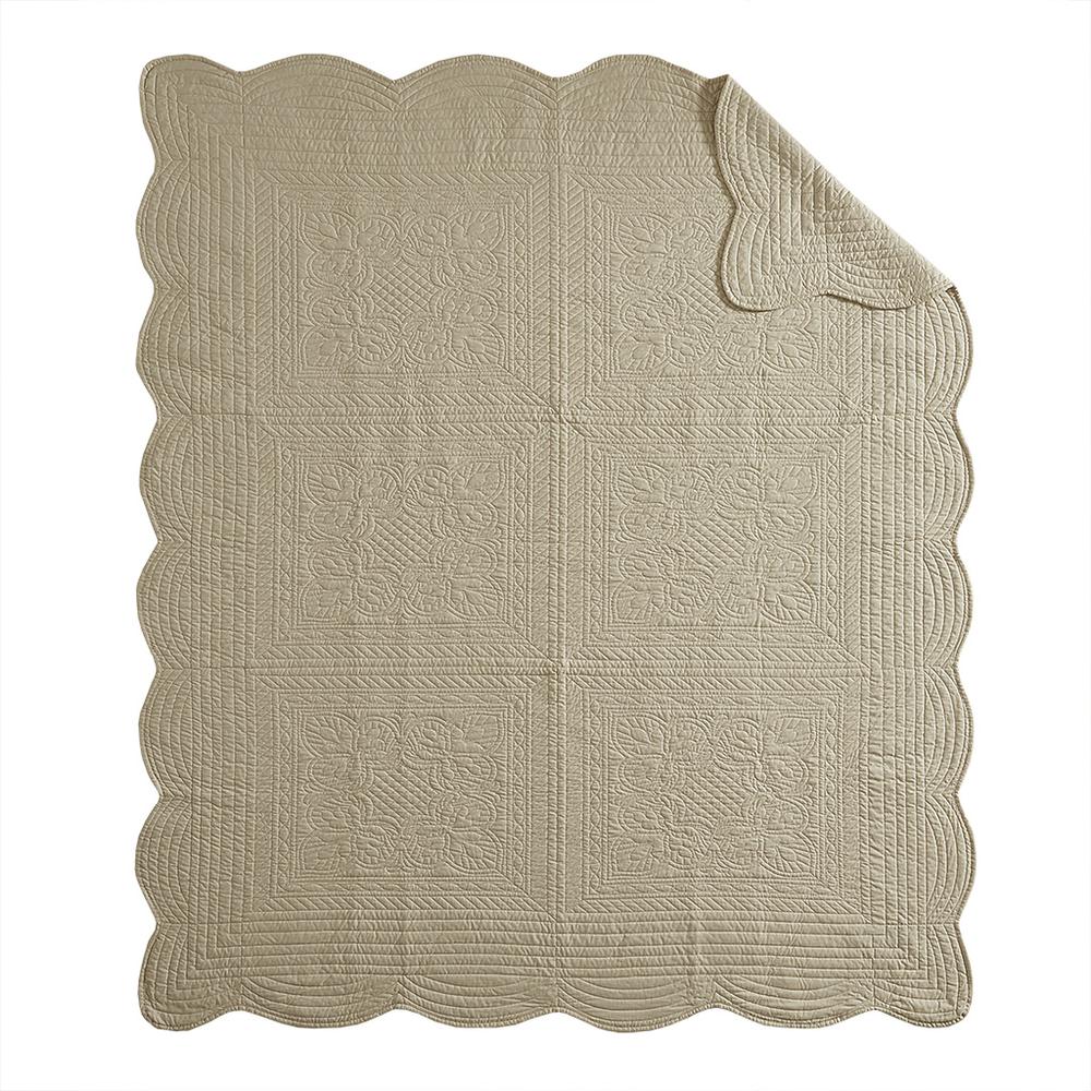 Oversized Quilted Throw with Scalloped Edges. Picture 1