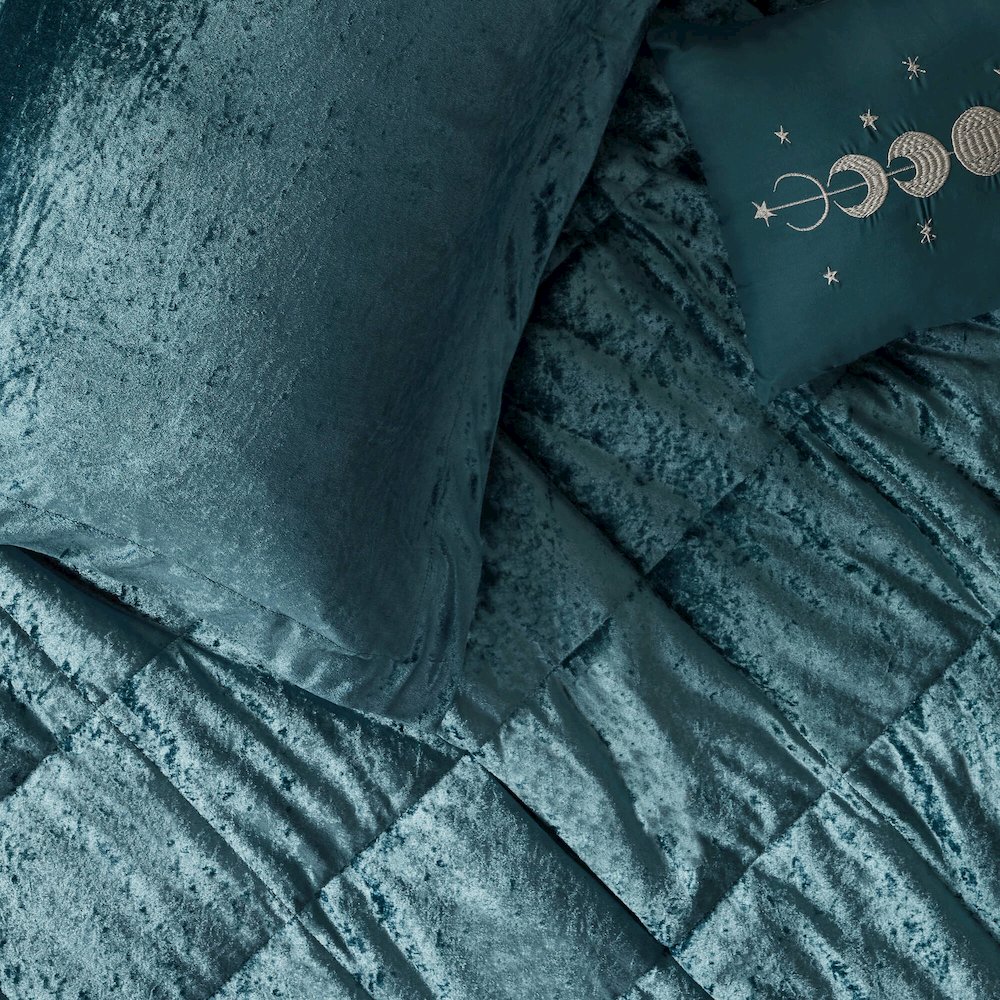 Velvet Duvet Cover Set with Throw Pillow. Picture 3