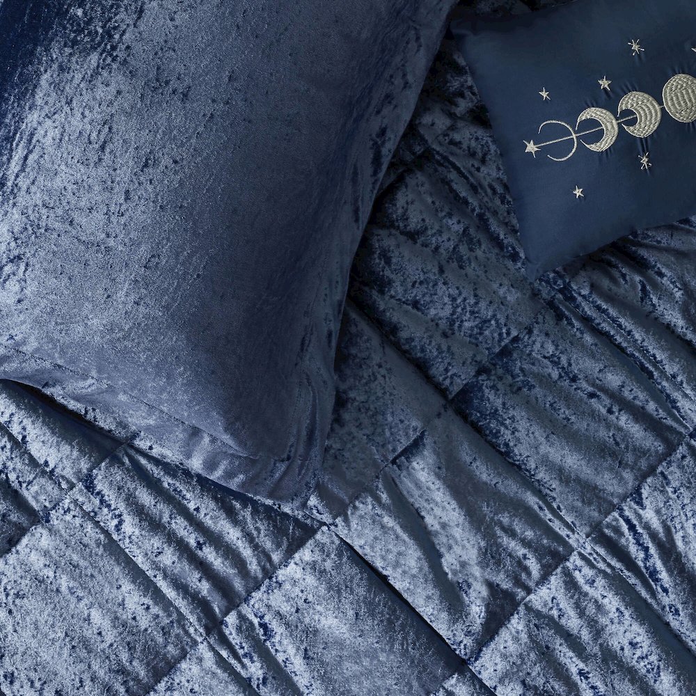 Velvet Comforter Set with Throw Pillow. Picture 4