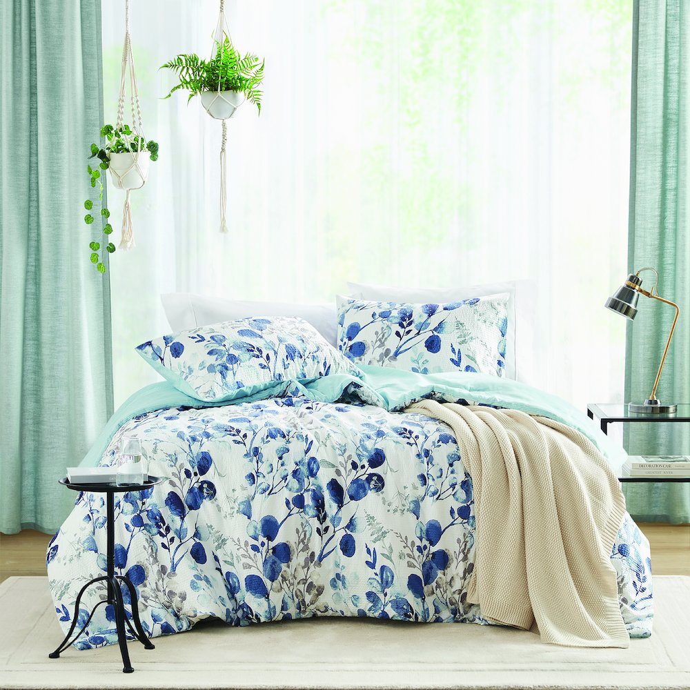 Reversible Floral Botanical Seersucker Comforter Set. Picture 1
