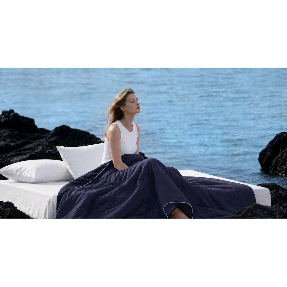 Cooling Lightweight Down Alternative Comforter. Picture 5