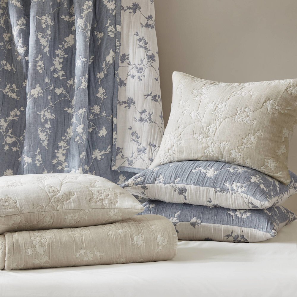 Catalina Botanical 3 Piece Jacquard Cotton Gauze Quilt Set. Picture 5