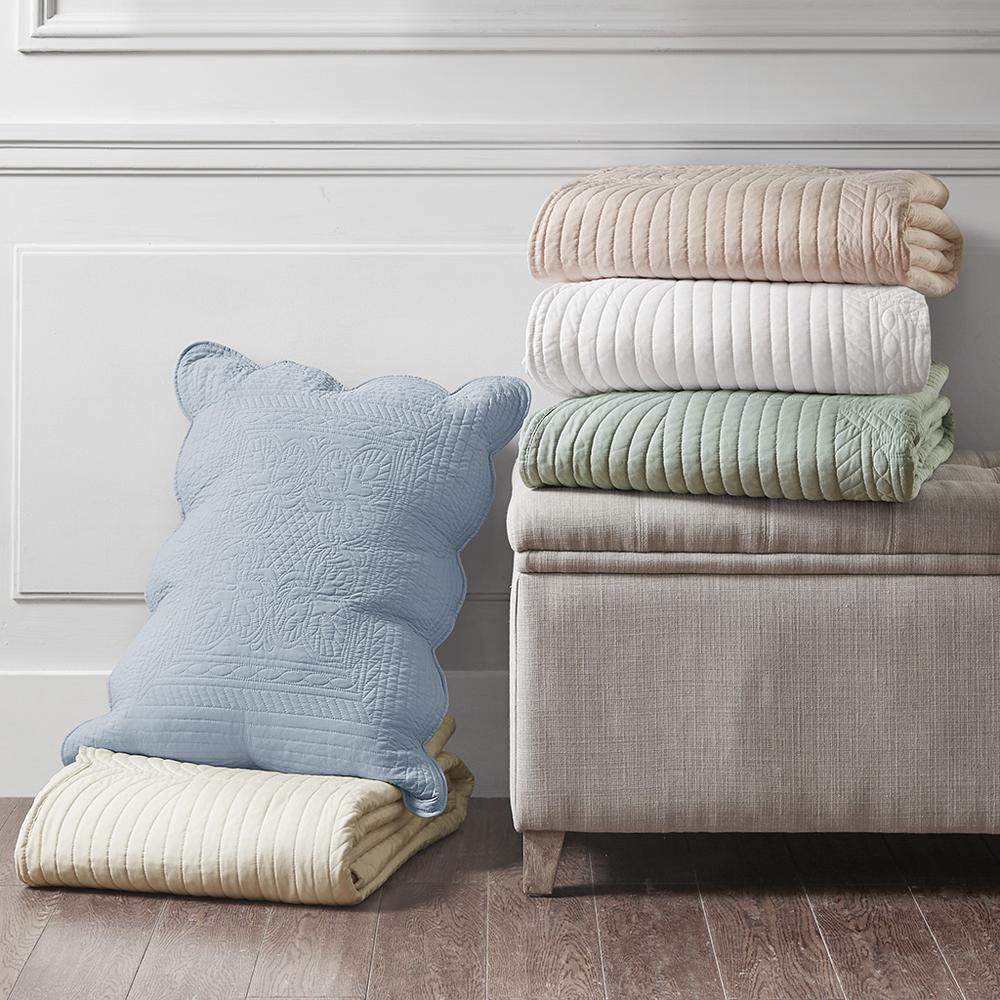 3 Piece Reversible Scalloped Edge Quilt Set. Picture 1
