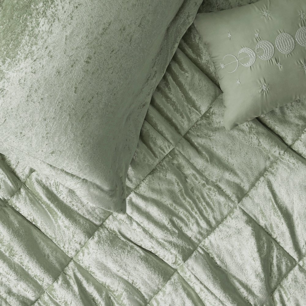 Felicia Velvet Duvet Cover Set with Throw Pillow in Green Color. Picture 4