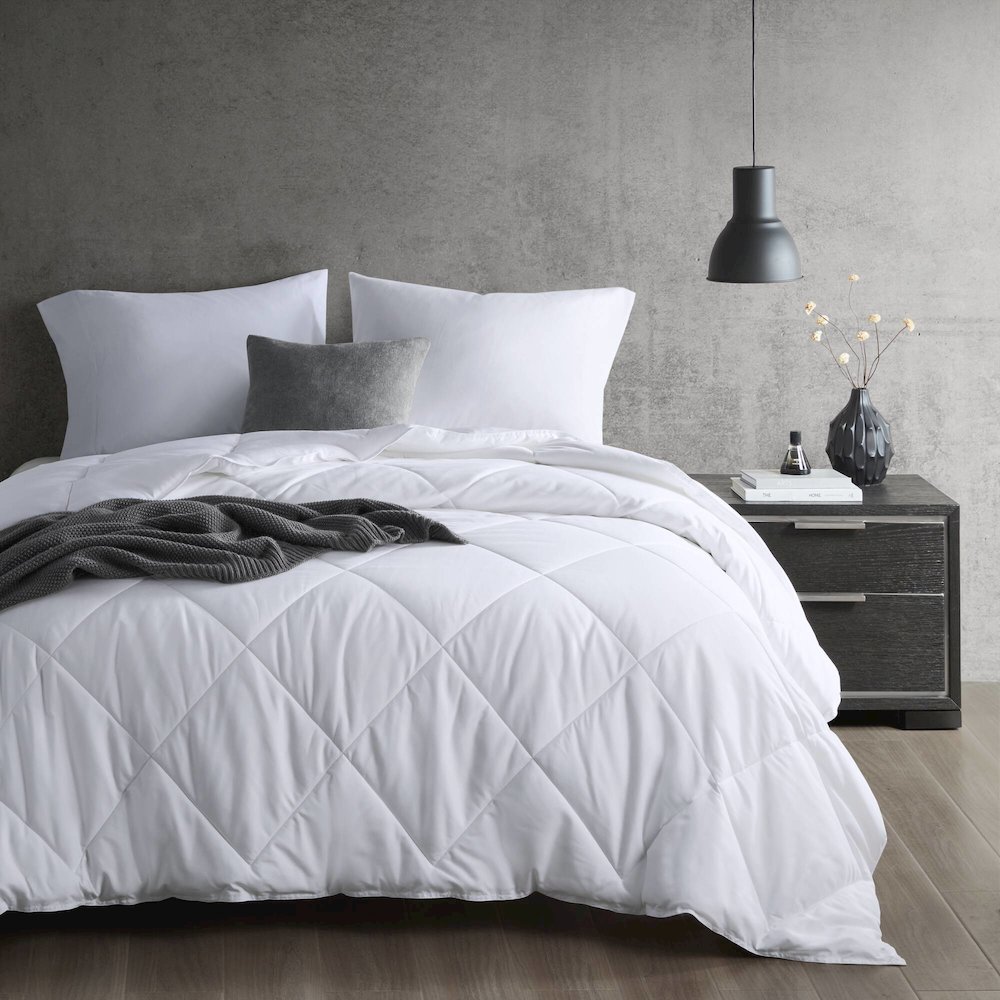 Cooling Touch Oversized Down Alternative Comforter in White Color. Picture 2