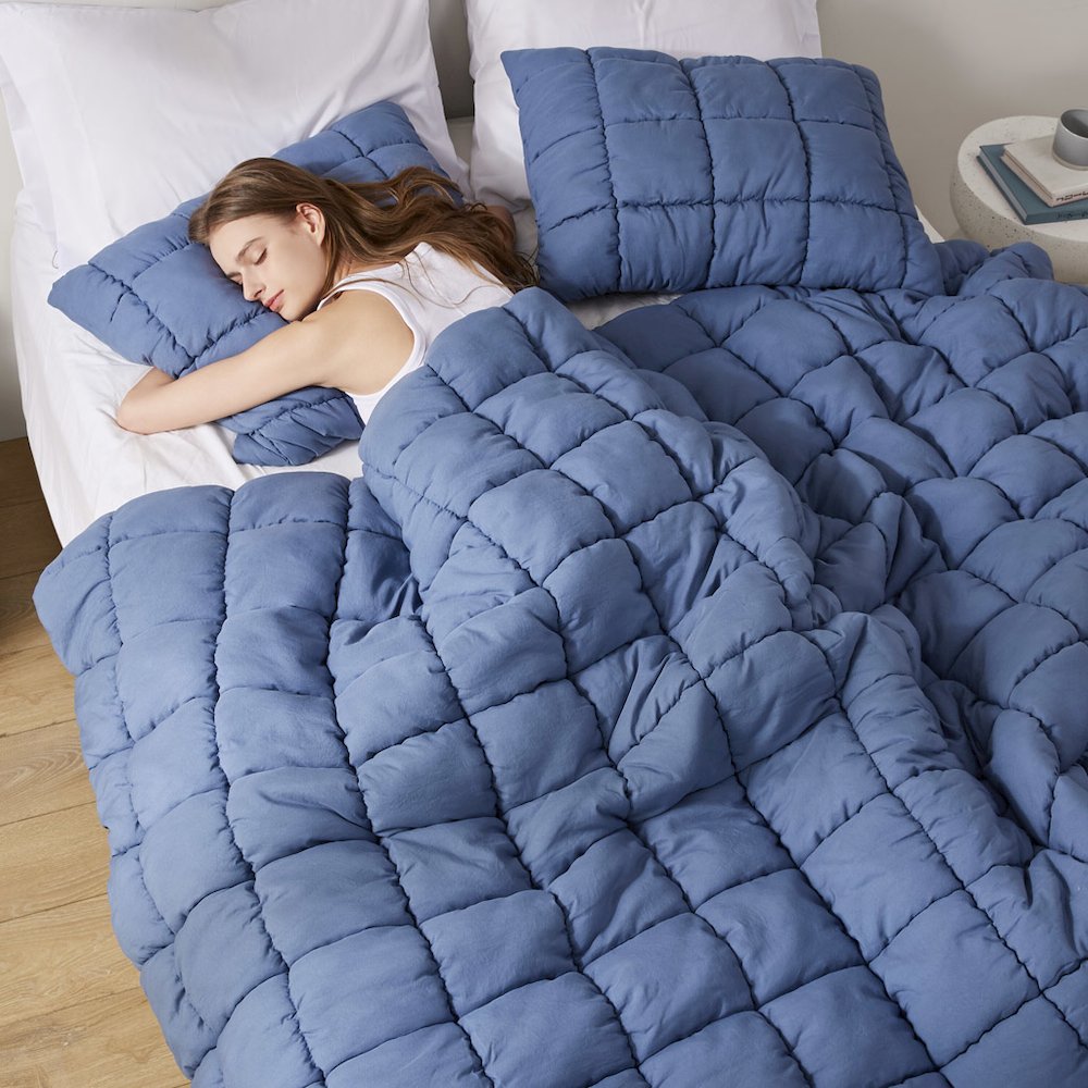 Dream Puff Down Alternative Comforter Set in Navy Color. Picture 5