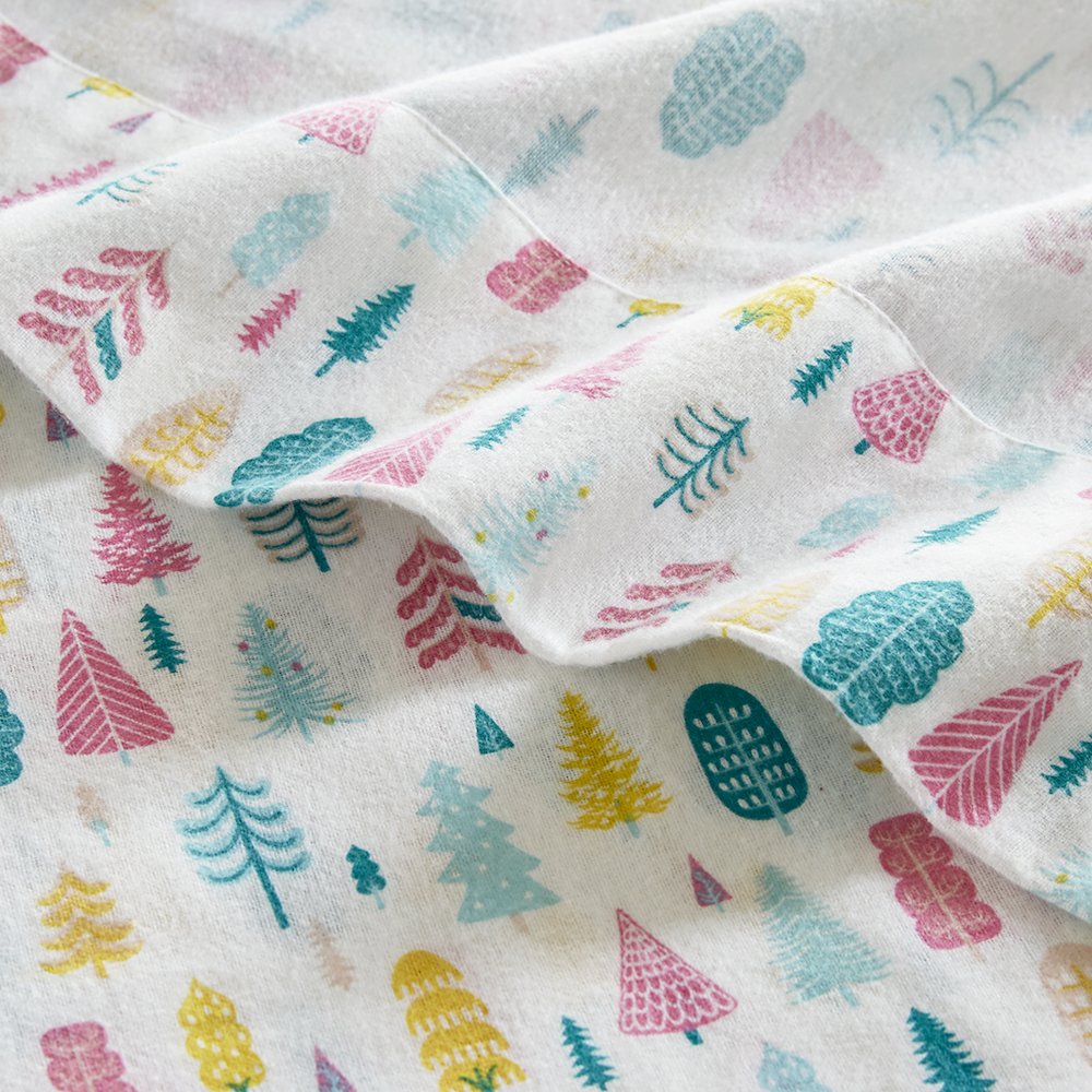 Cozy Soft Cotton Flannel Printed Sheet Set in White Holiday Trees. Picture 3