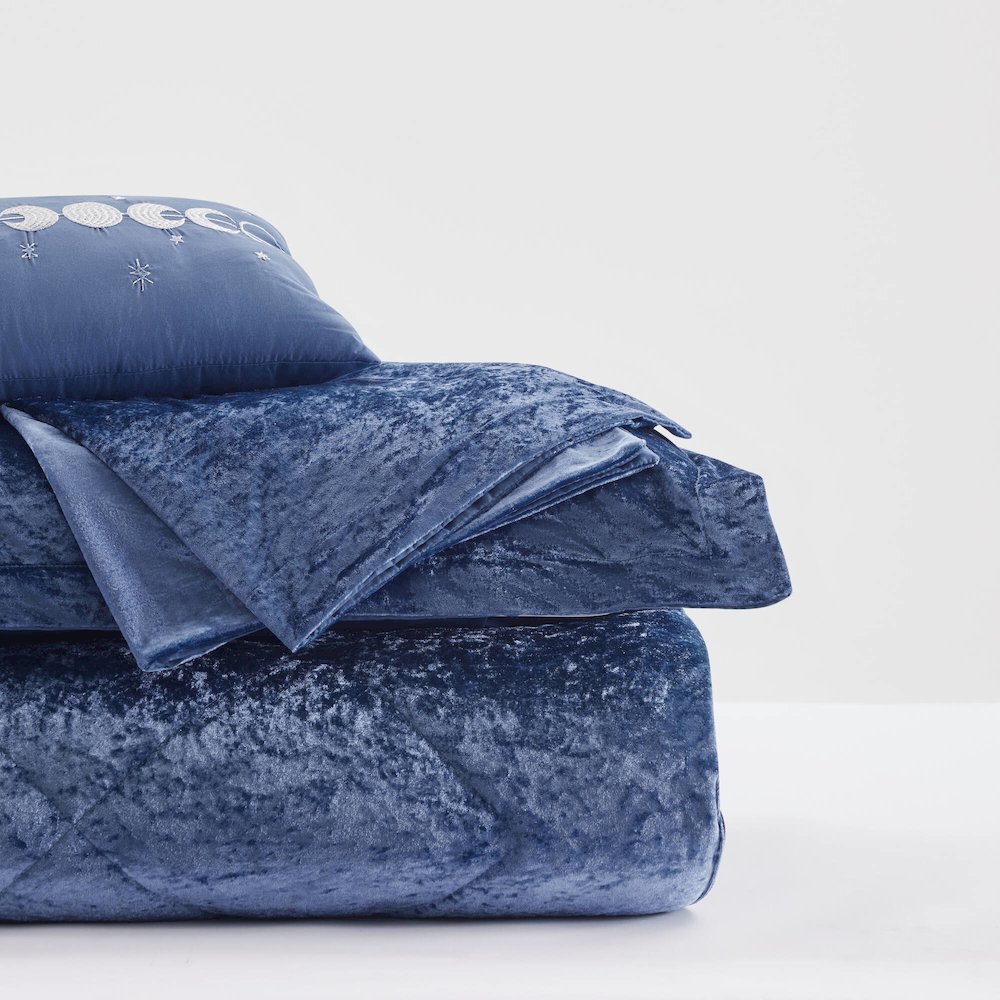 Velvet Comforter Set with Throw Pillow. Picture 3