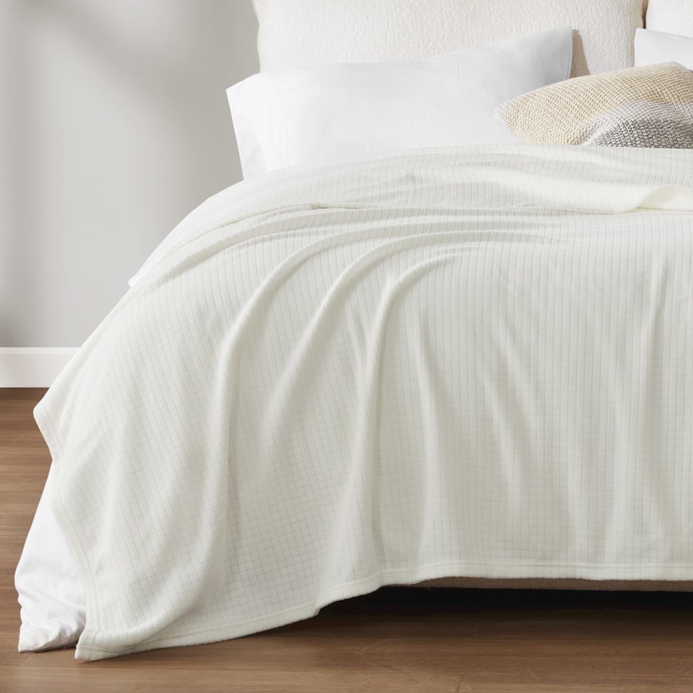 Microfleece Blanket in Ivory Color. Picture 2