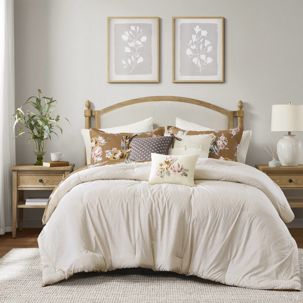 Salara Comforter Set. Picture 4