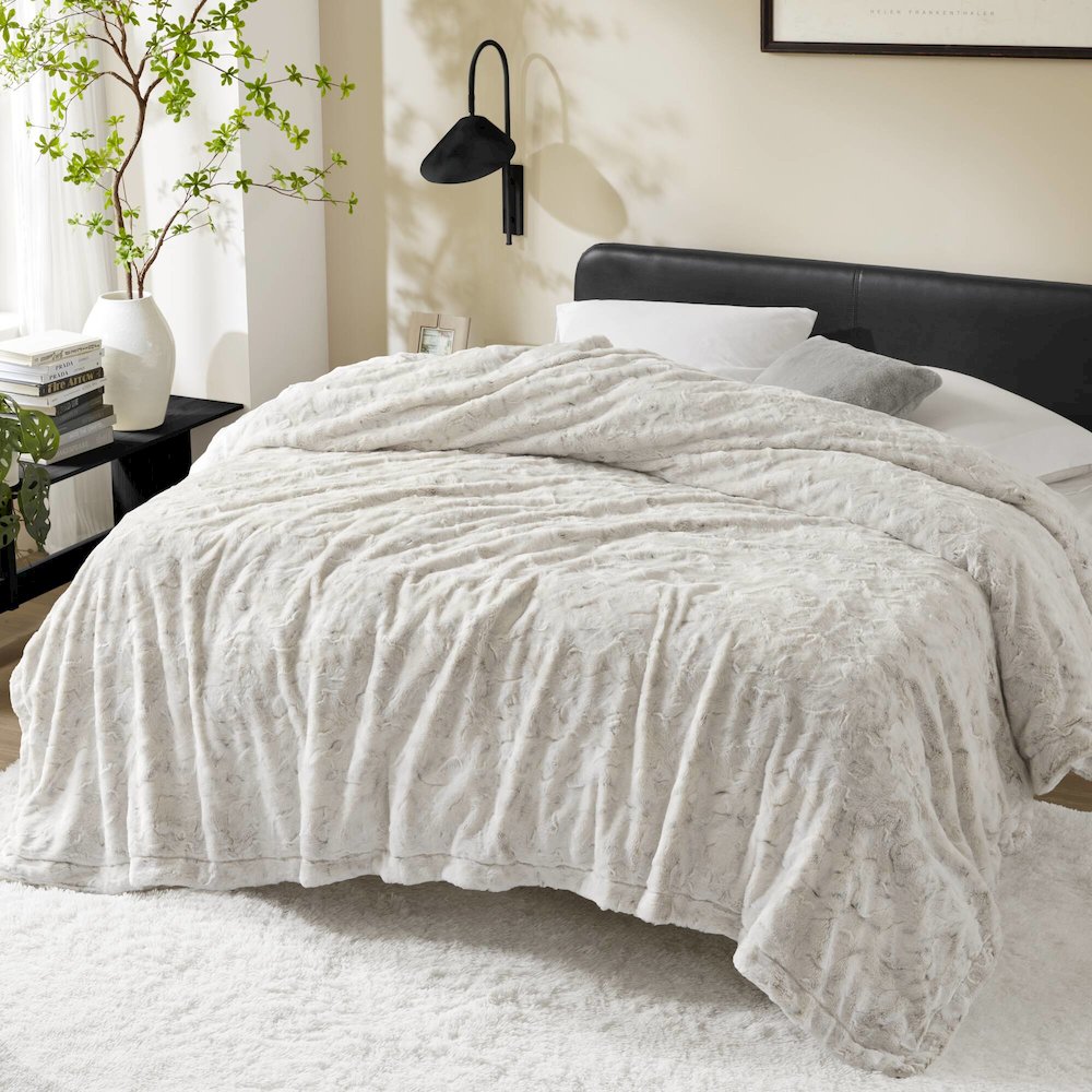 Zuri Faux Fur Blanket, Grey color. Picture 2