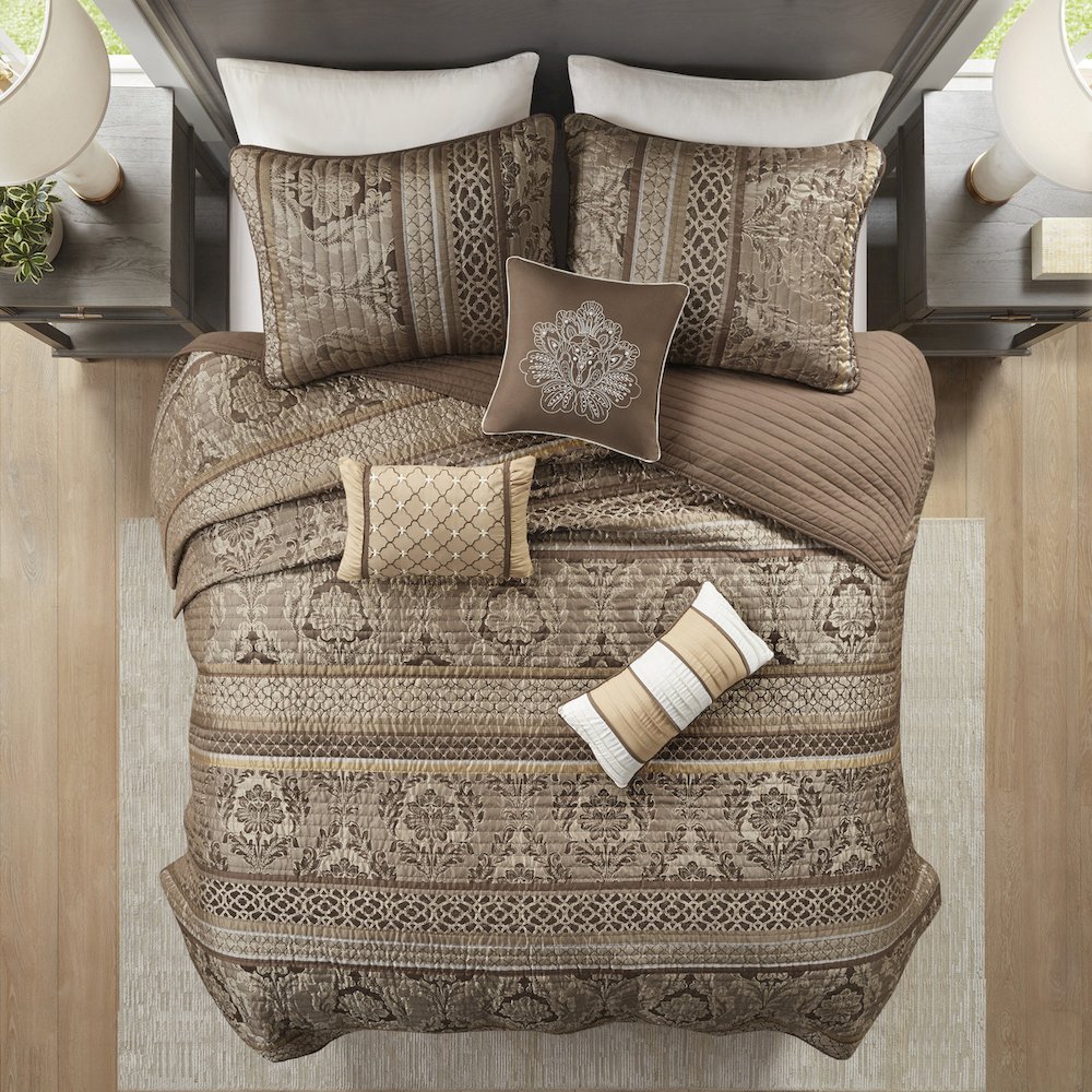 6 Piece Jacquard Quilt Set with Throw Pillows. Picture 4