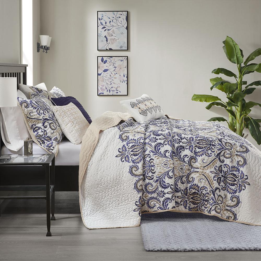 6 Piece Reversible Quilt Set with Throw Pillows. Picture 3