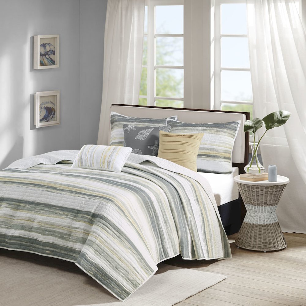 6 Piece Printed Quilt Set with Throw Pillows. Picture 4