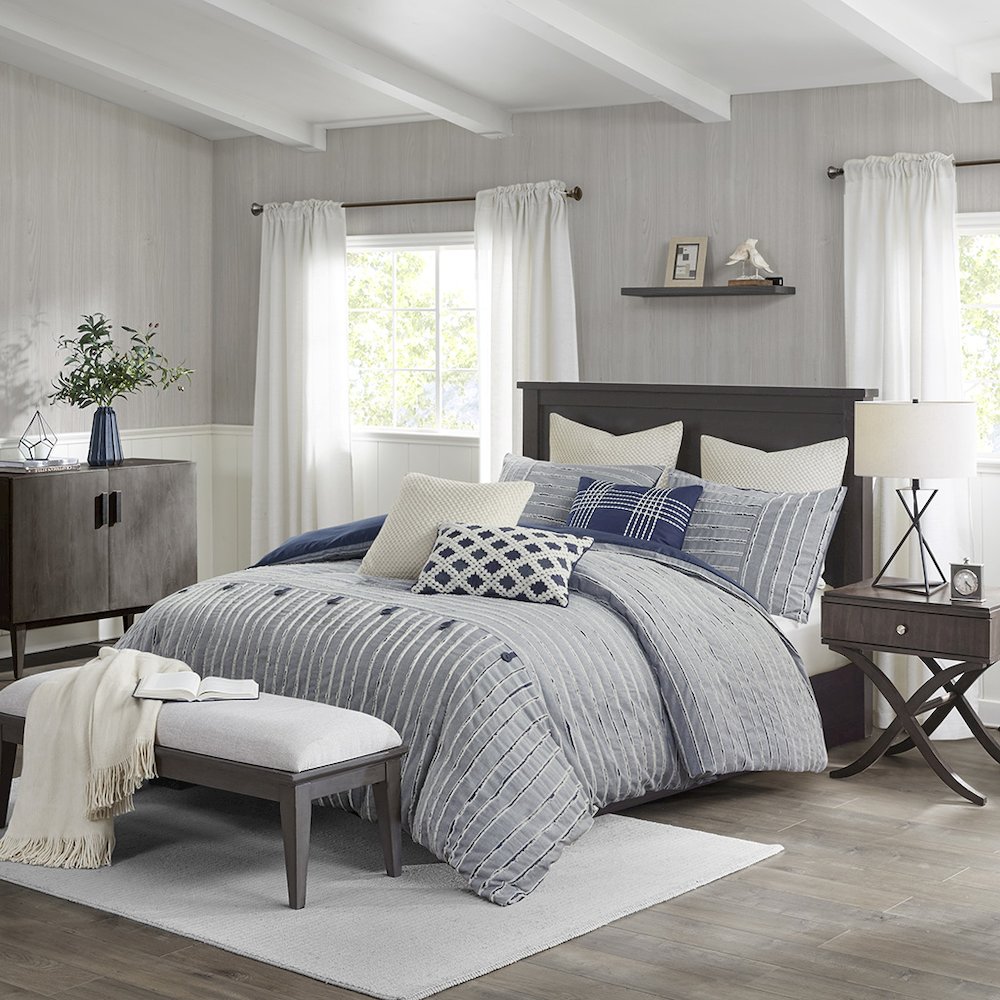 Cotton Clipped Jacquard Comforter Set with Euro Shams and Throw Pillows. Picture 1