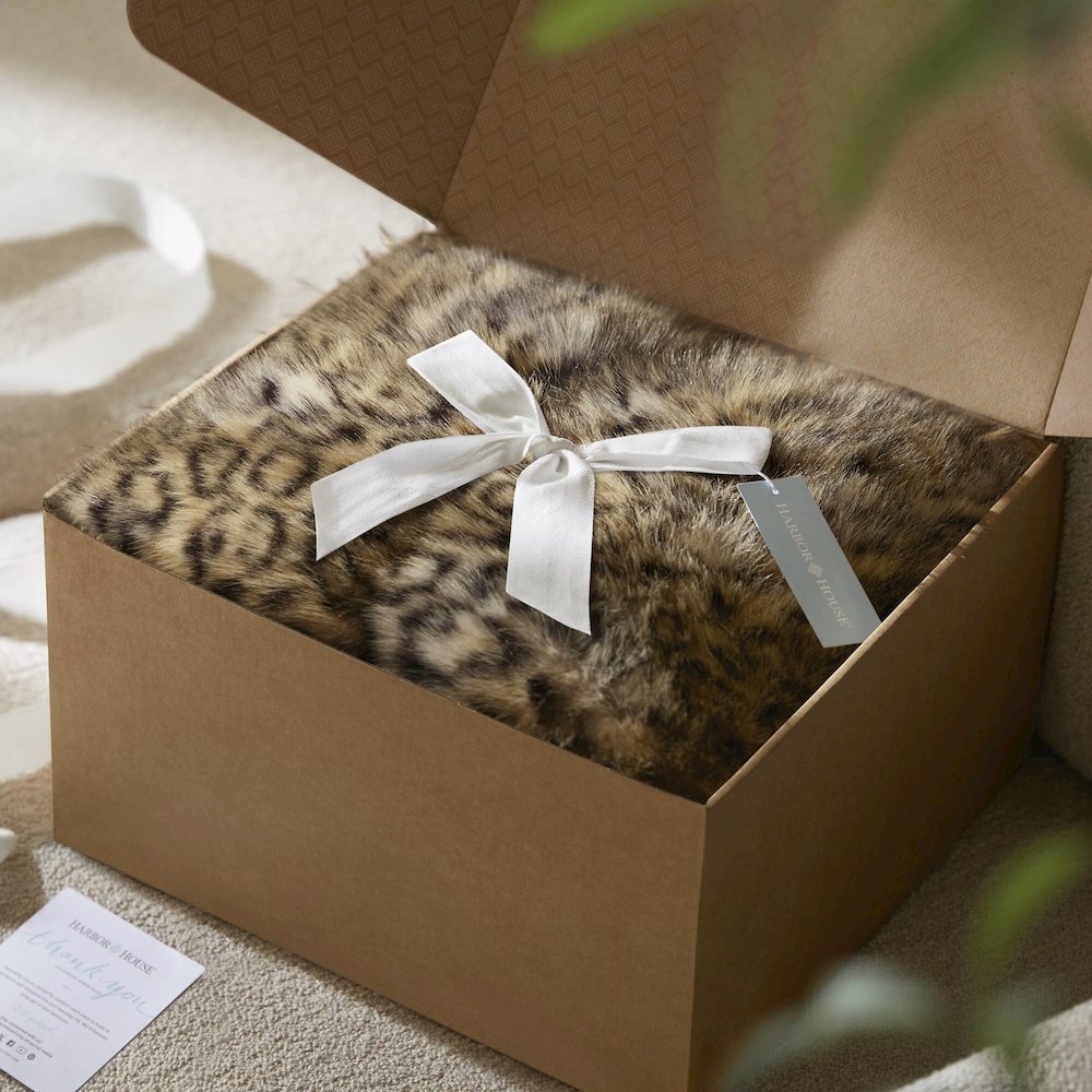 Botswana Animal Print Faux Fur Throw Blanket, Leopard color. Picture 3