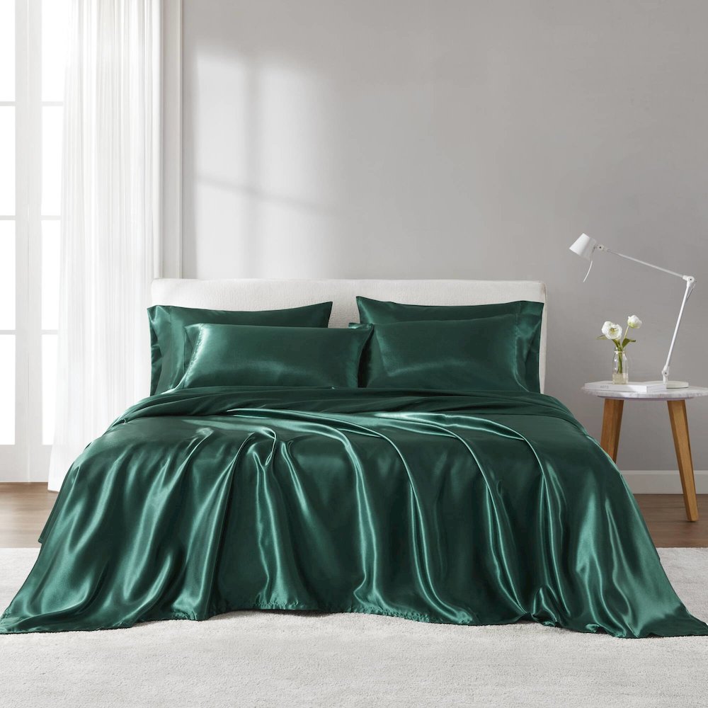 Satin Luxury Sheet Set in Emerald. Picture 1