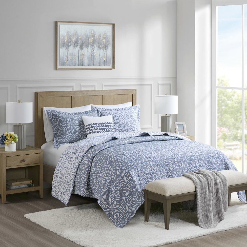 4 Piece Oversized Reversible Matelasse Quilt Set with Throw Pillow. Picture 4