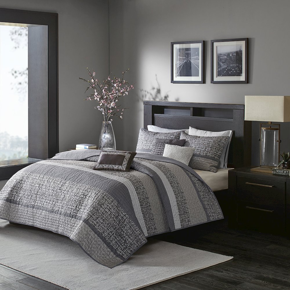 6 Piece Reversible Jacquard Quilt Set with Throw Pillows. Picture 4