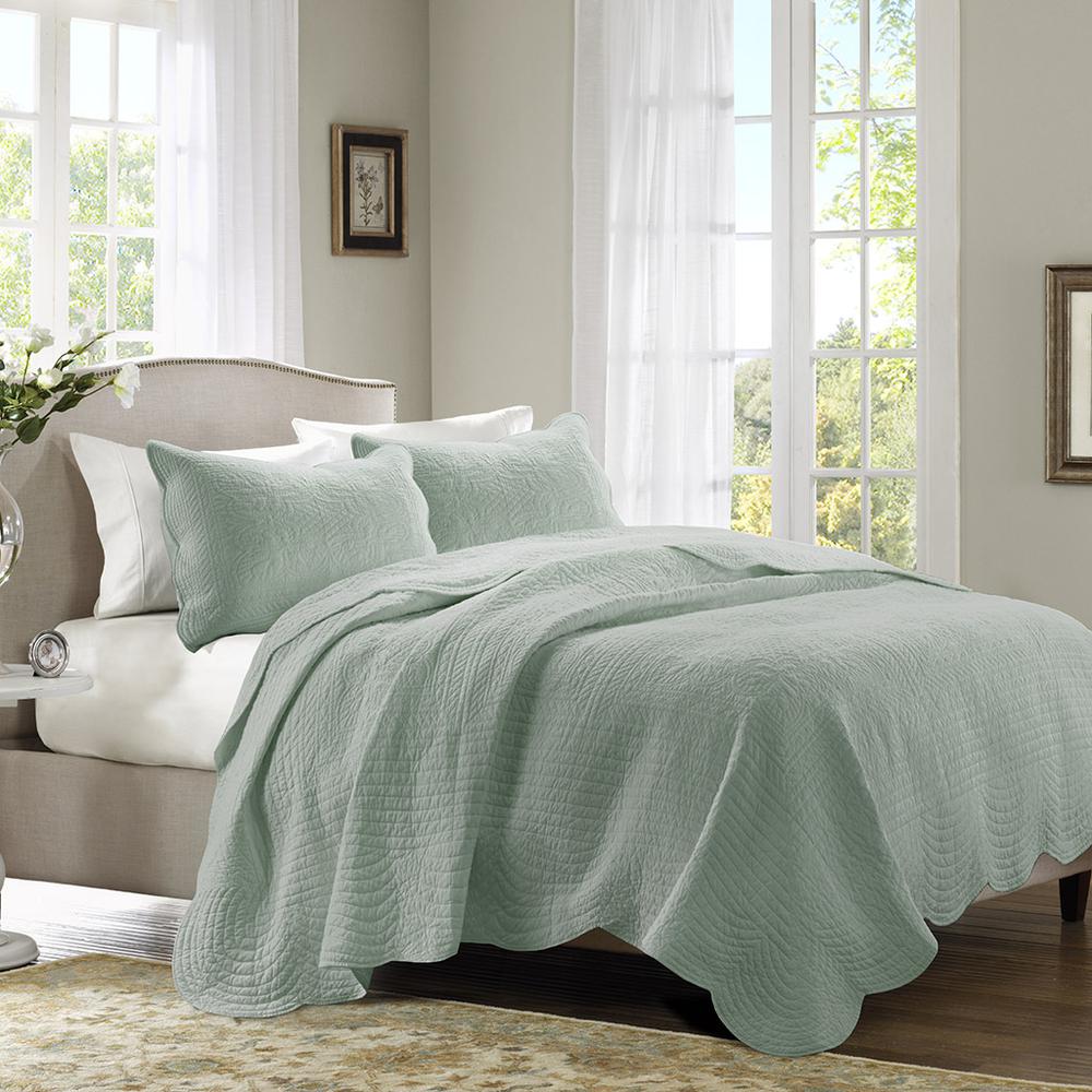 3 Piece Reversible Scalloped Edge Quilt Set. Picture 3