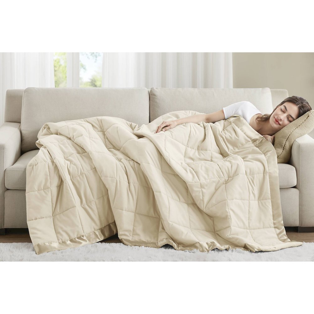 Windom Lightweight Down Alternative Blanket with Satin Trim. Picture 2