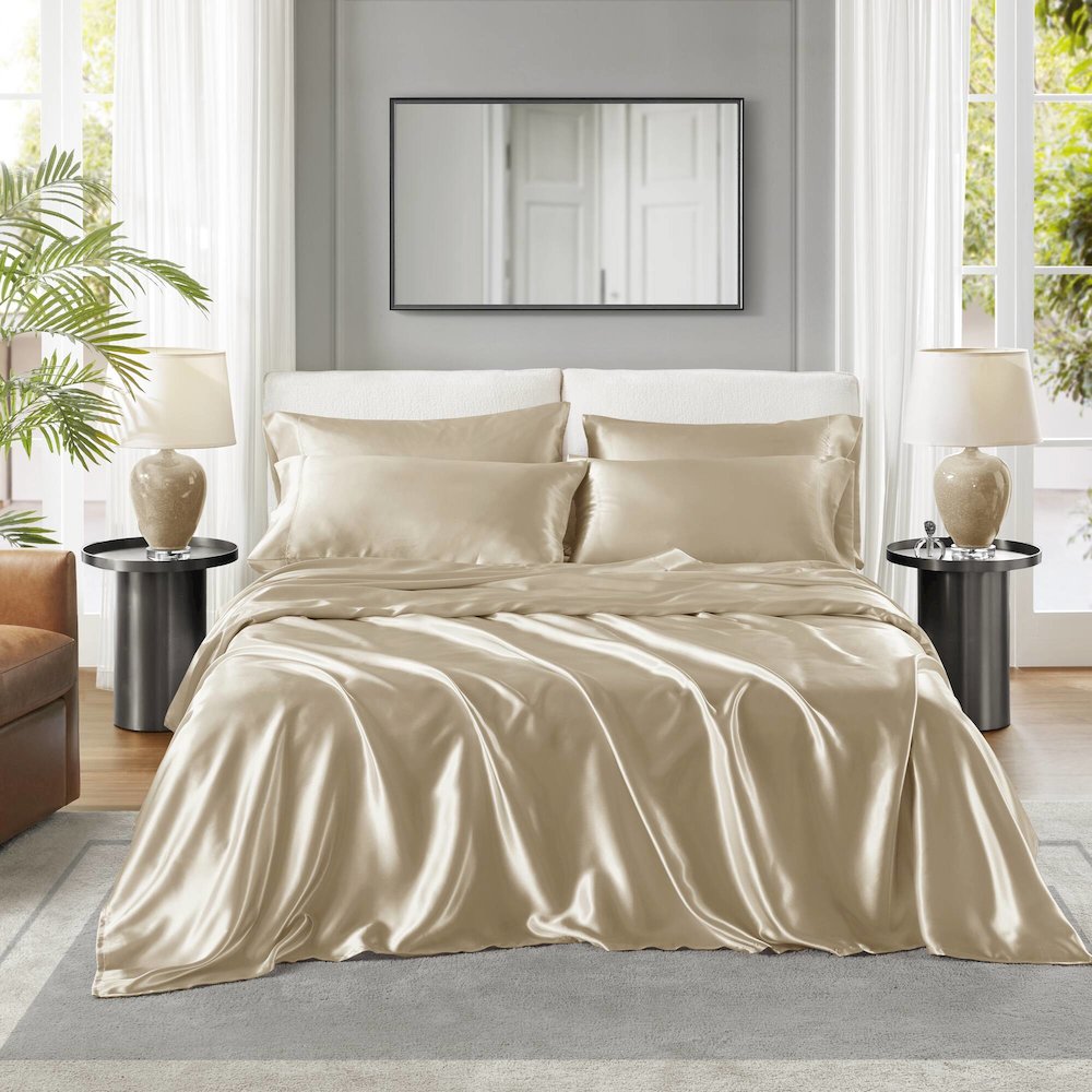 Satin Luxury Sheet Set in Champagne. Picture 3
