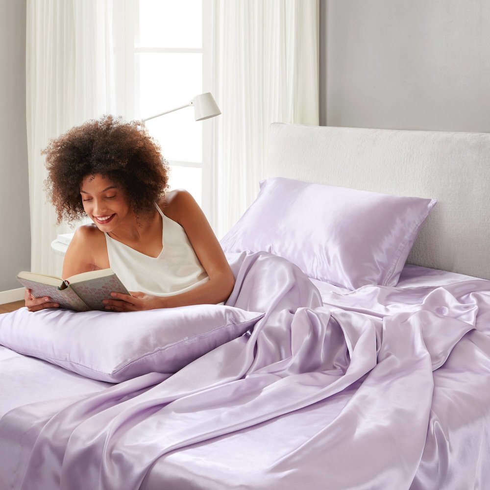 Satin Luxury Sheet Set in Lilac. Picture 4